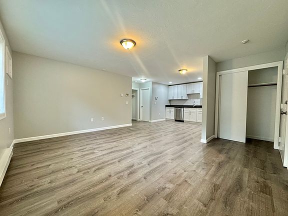 3rd image of 437 Sunderland Rd APT E