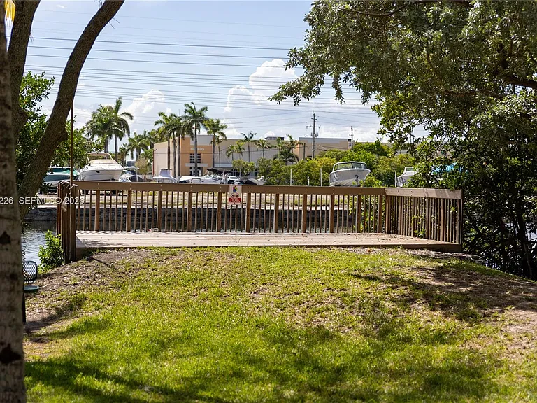 250 NW 14th Way — Photo 25