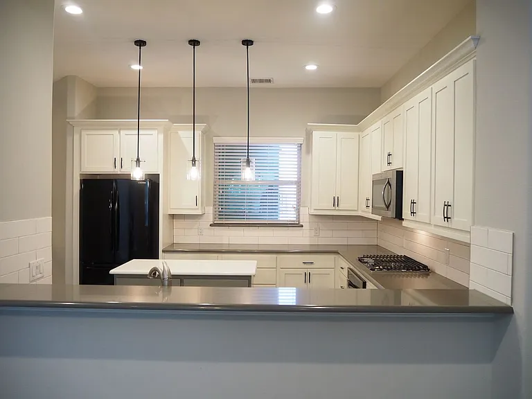 4129 Broadway Ave — Photo 4