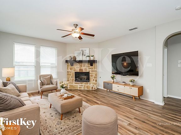 3rd image of 1724 Henderson Dr