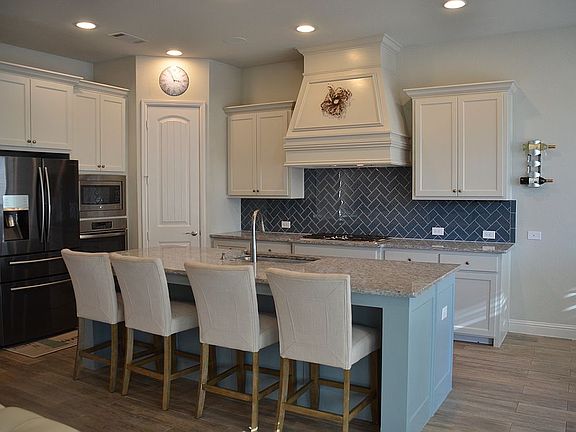 4 seat island, gas stove
