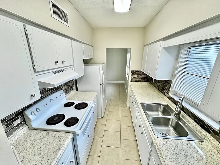 405 S Cirus Ave #6 — Photo 4