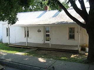 3 bed, 1.0 bath, 1077 sqft, $1,950 — Photo 1