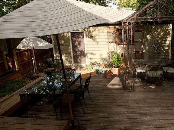 Spacious deck w/built-in benches