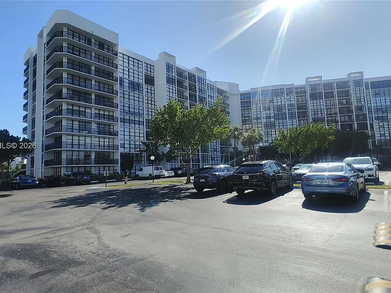 1000 Parkview Dr #125 — Photo 23
