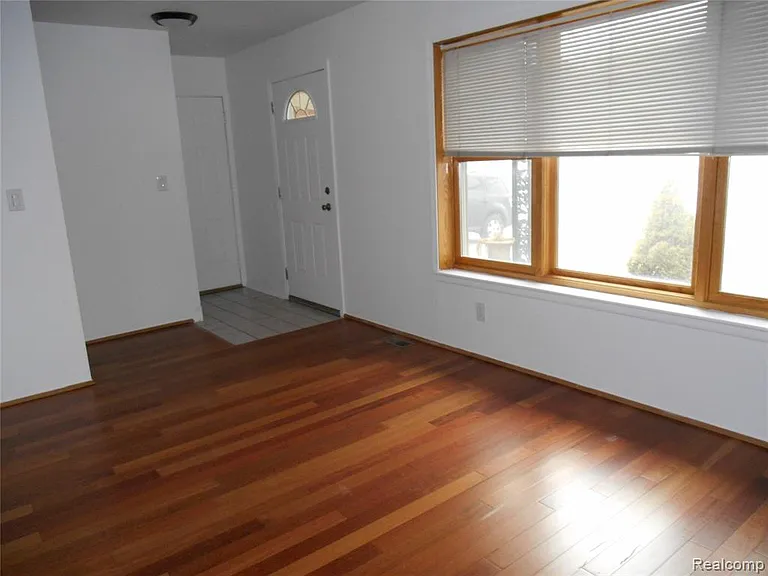 1440 W Elmwood Ave — Photo 3