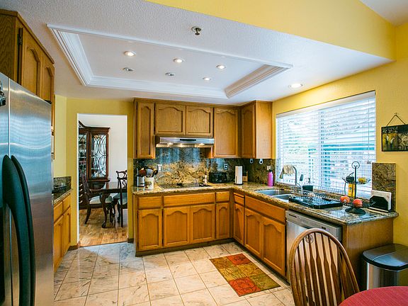3rd image of 725 Dana Cir