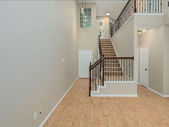 4th image of 309 Gershwin Way