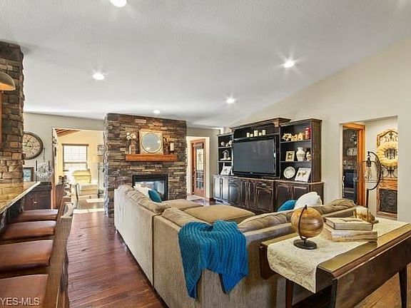 4th image of 2960 Briarwood Ct