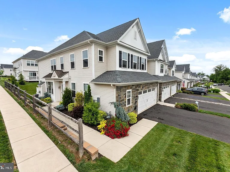 38 Lacey Ln — Photo 2