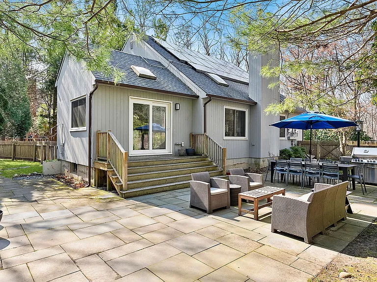 102 Sycamore Dr — Photo 2