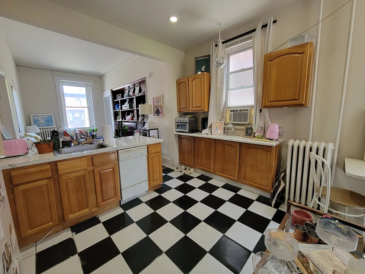 Building Photo - 2016 Spring Garden St #2F