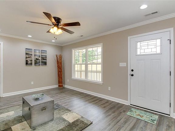 3rd image of 121 Willow Ln
