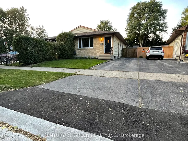 4 Wenlock Cres — Photo 1