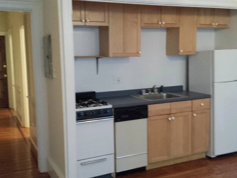 1953 Locust St #2R — Photo 2