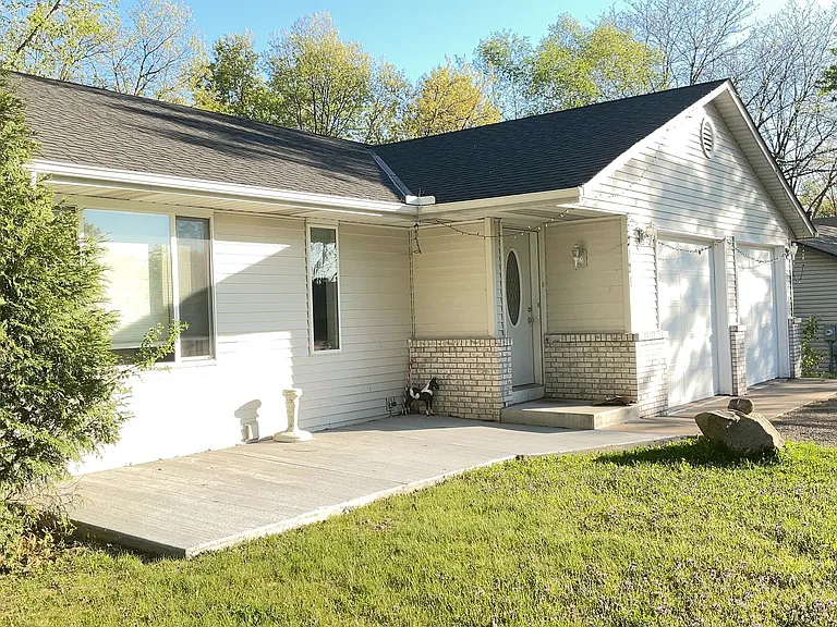 2121 Hallmark Ave N — Photo 3