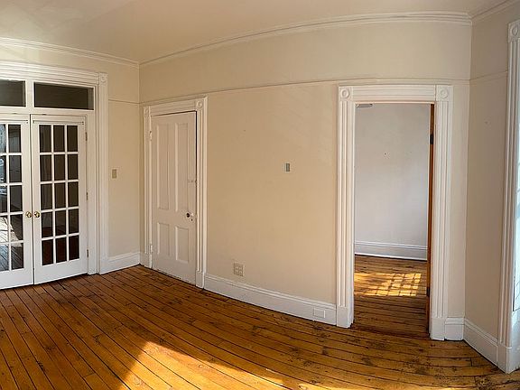 4th image of 223 27th St #2