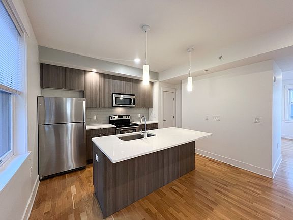 4th image of 1120-1122 Broadway St #3