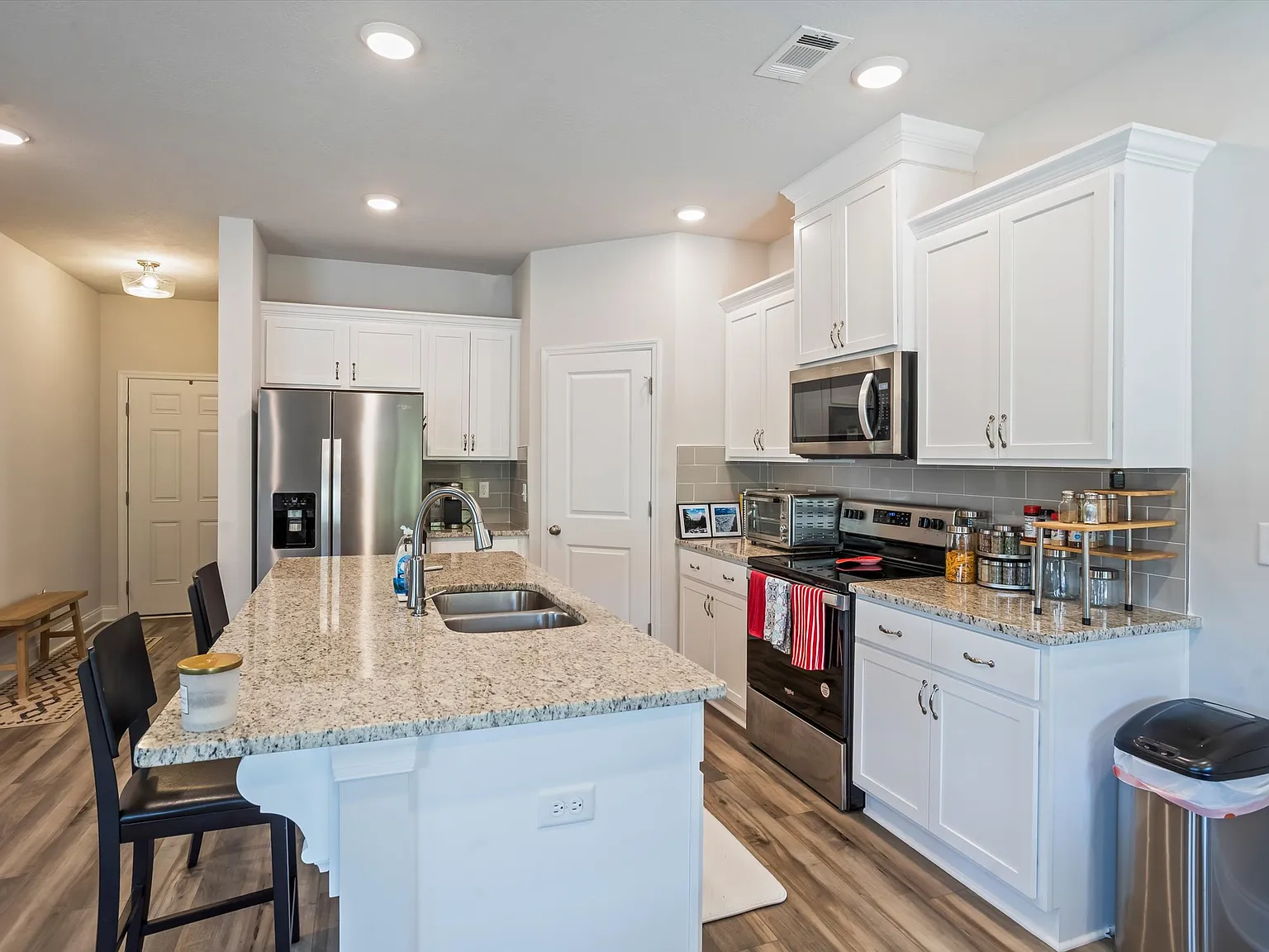 3 bed, 2.5 bath, 1490 sqft, $1,900 — Photo 2