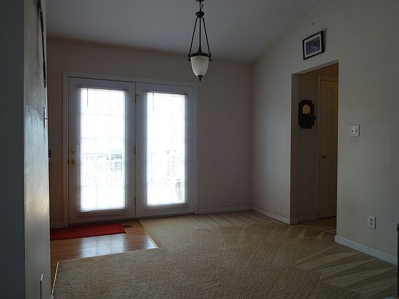 3rd image of 185 Meadow Glen Dr
