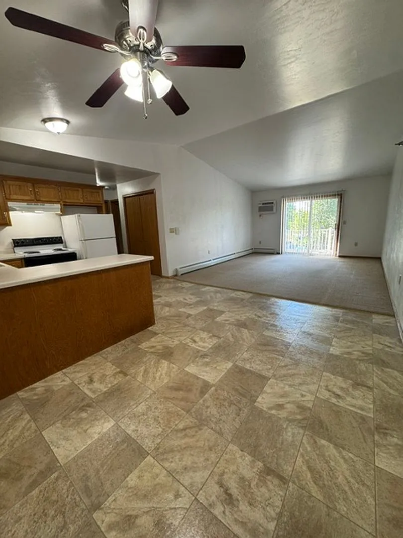 Colonial Court Apartments — Photo 3