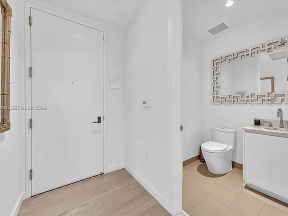 4th image of 2831 S Bayshore Dr #501