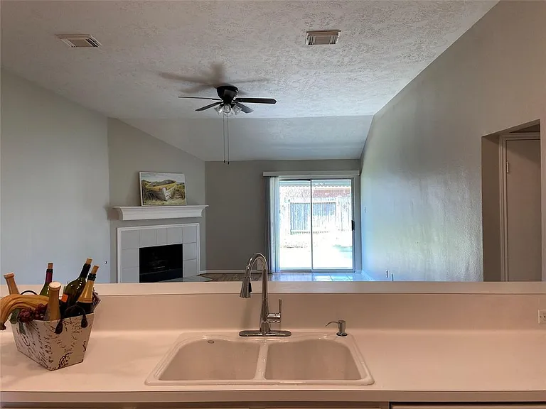 1404 Helmsley Dr — Photo 5