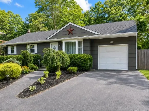 32 Robinson Avenue, Medford, NY 11763