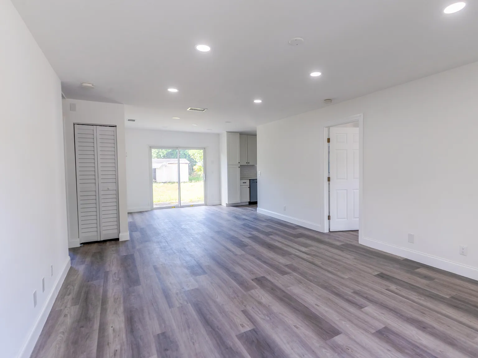 3 bed, 2.0 bath, 1216 sqft, $3,200 — Photo 2