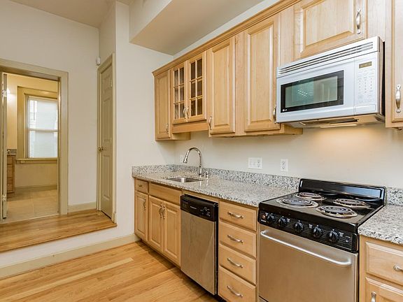 Beautiful kitchen with Granite and Stainless