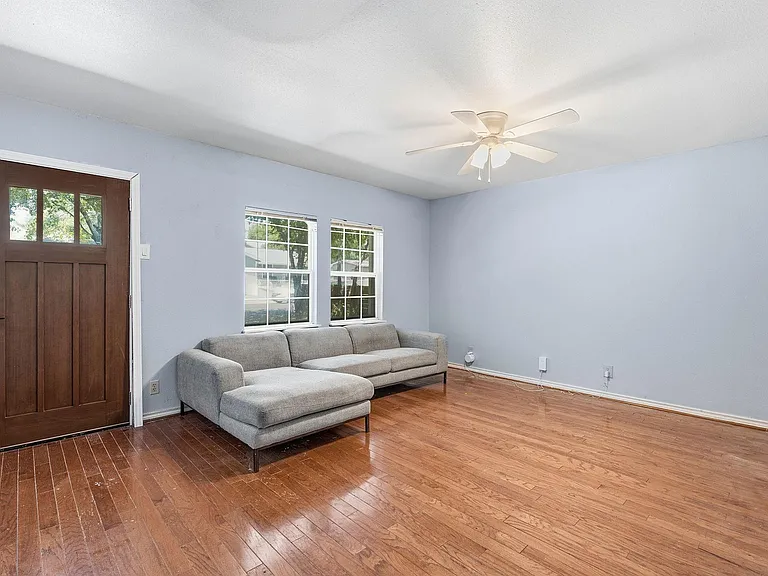 1127 Denfield St — Photo 3