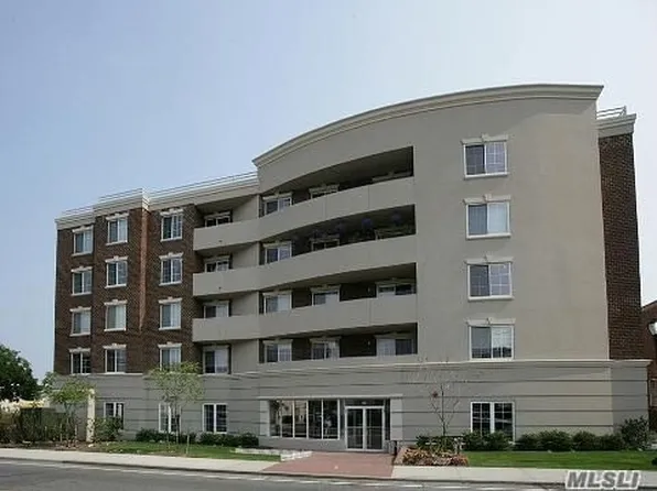 242 Maple Ave, Westbury, NY 11590