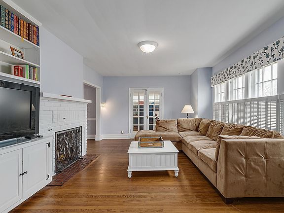3rd image of 25 Golf Ave