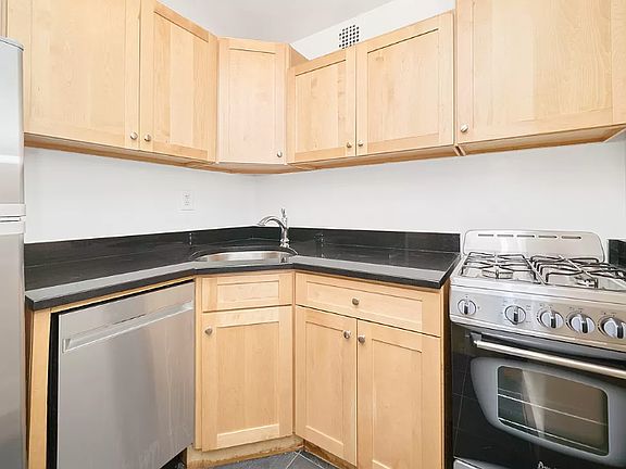 4th image of 31 E 31st St APT 3H