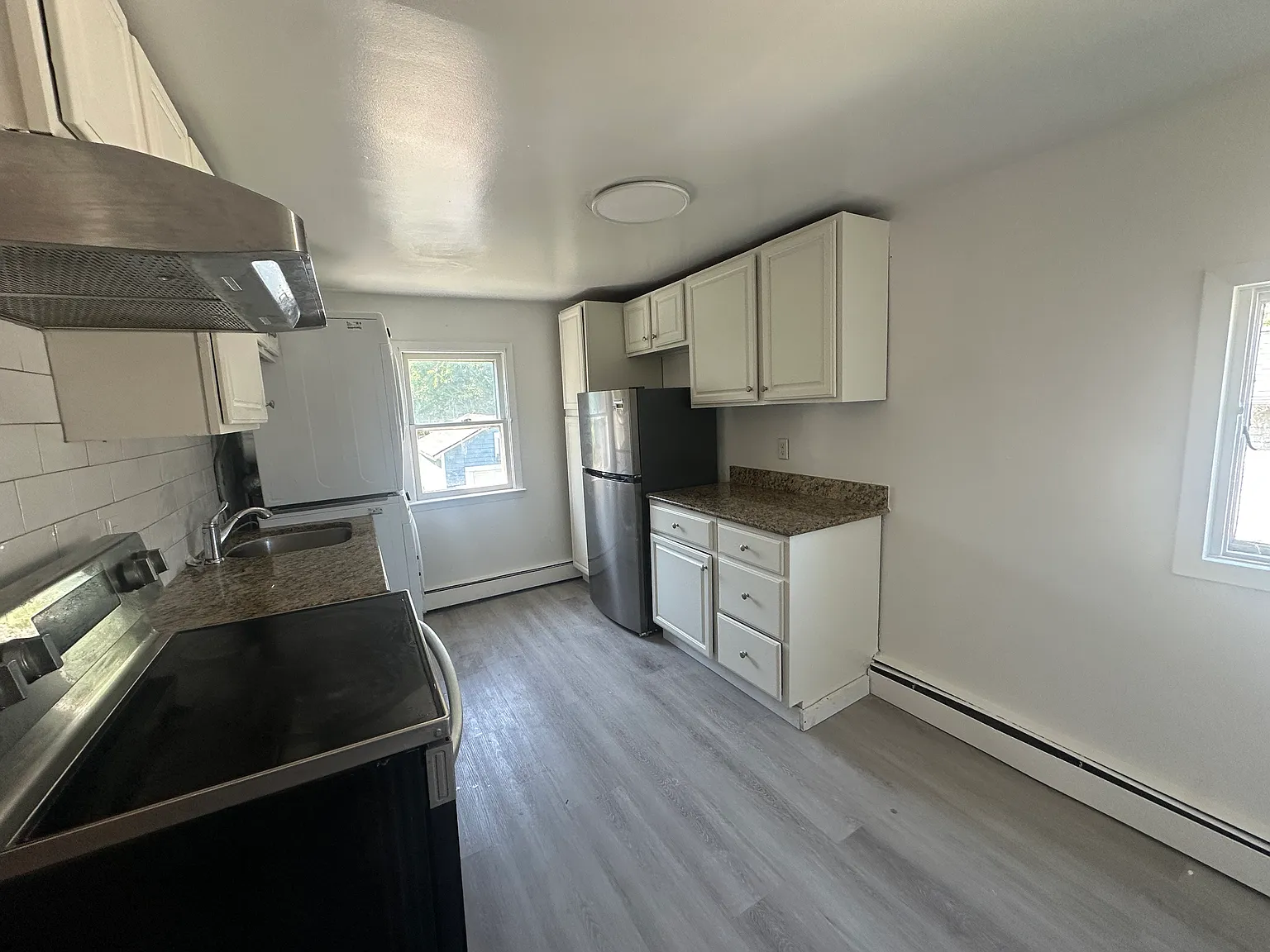 3 bed, 750 sqft, $3,075 — Photo 2