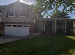 210 W Lake Shore Dr, Oakwood Hills, IL 60013