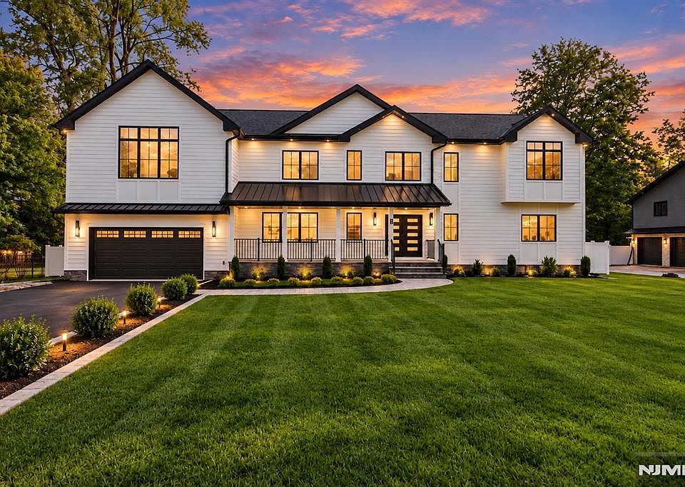 1st image of 8 Sparrowbush Road