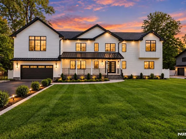 8 Sparrowbush Road, Mahwah, NJ 07430