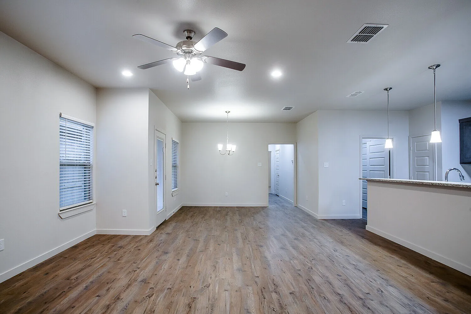 3 bed, 2.0 bath, 1518 sqft, $1,595 — Photo 2