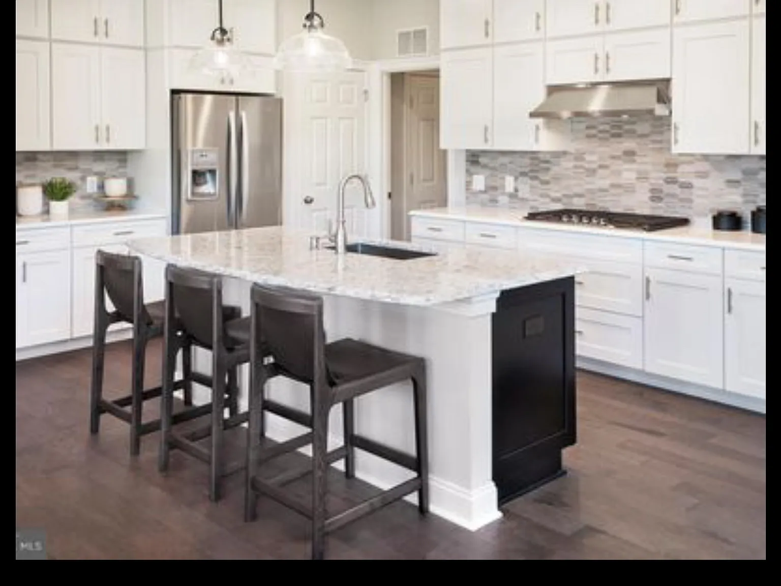 3 bed, 2.5 bath, 3700 sqft, $1,200 — Photo 2