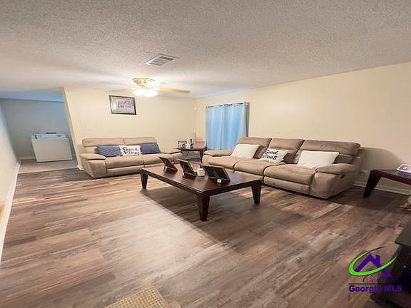 3rd image of 410 Scarborough Rd
