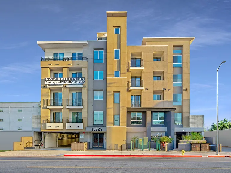 V on Victory Apartments — Photo 17