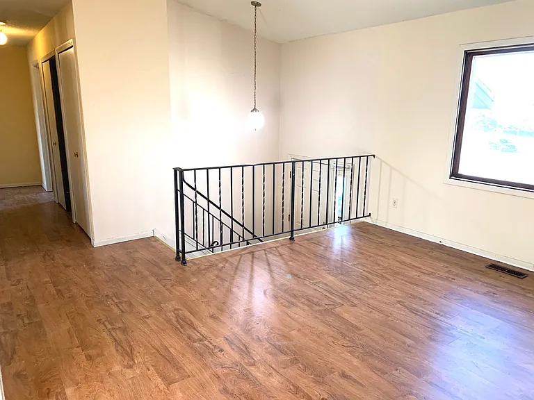 1089 Regency Dr — Photo 4