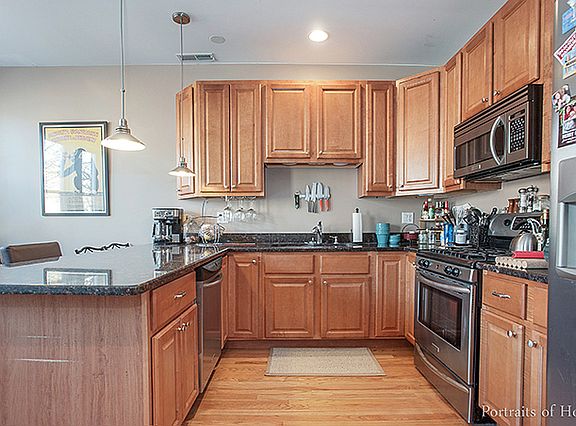 3rd image of 2941 W Belle Plaine Ave #2C