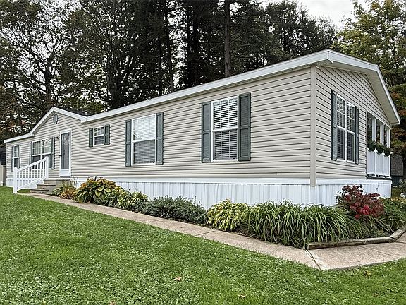 3rd image of 1631 Pinegrove Way
