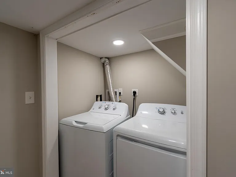 1521 Carswell St — Photo 11