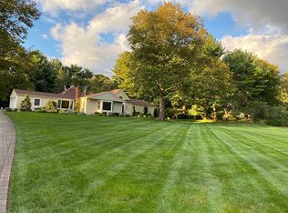 249 Hillcrest Ln, Oyster Bay, NY 11771