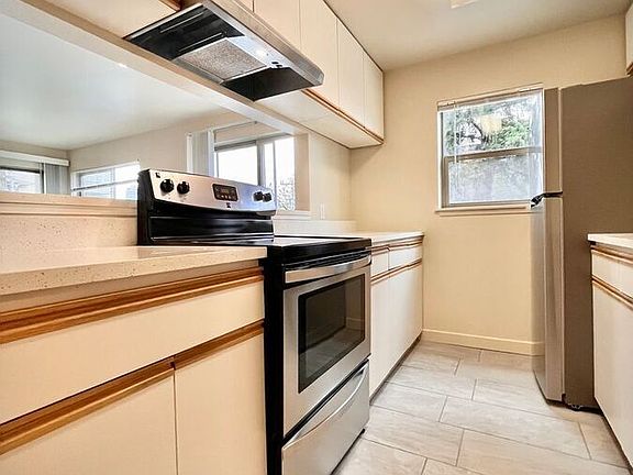 2nd image of 601 Summit Ave E #201