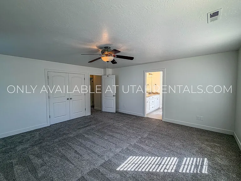 960 N Eastview Dr — Photo 32