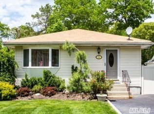 35 Champlin St, Ronkonkoma, NY 11779